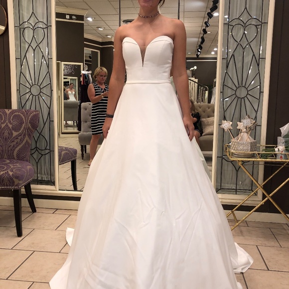 Essence of Australia Wedding Dress - Picture 3 of 5